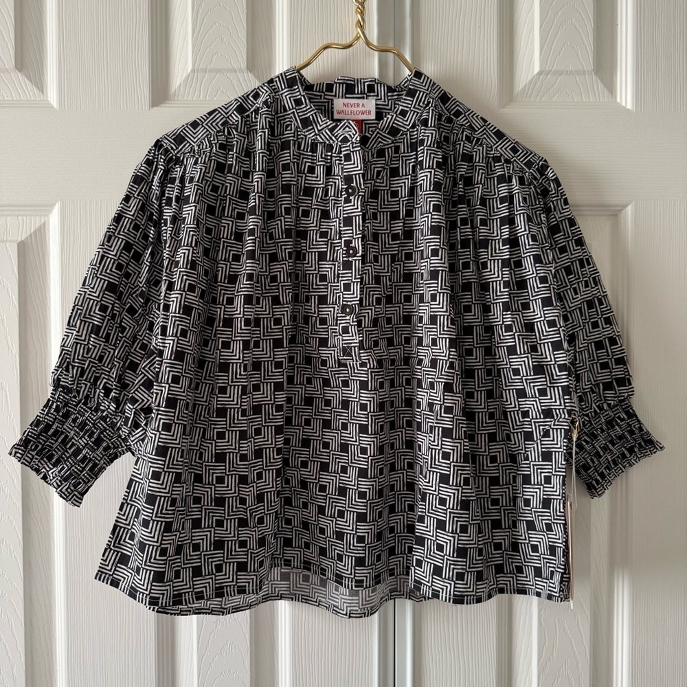 NWT Never a Wallflower Designer Black and White Balloon Sleeve Blouse Size XS